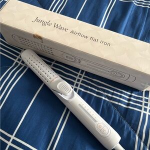 Jungle Wave Airflow Flat Iron in White
